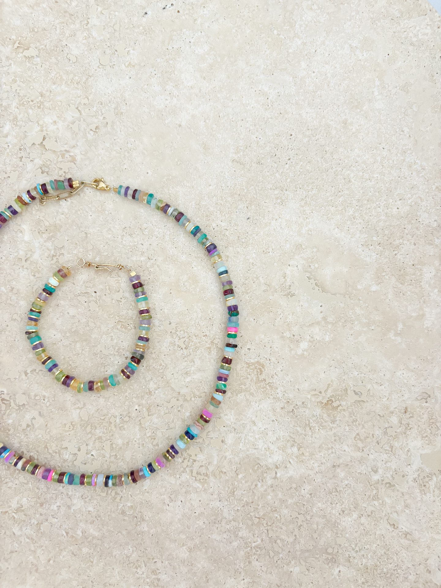 Collier et bracelet en pierres fines colorées